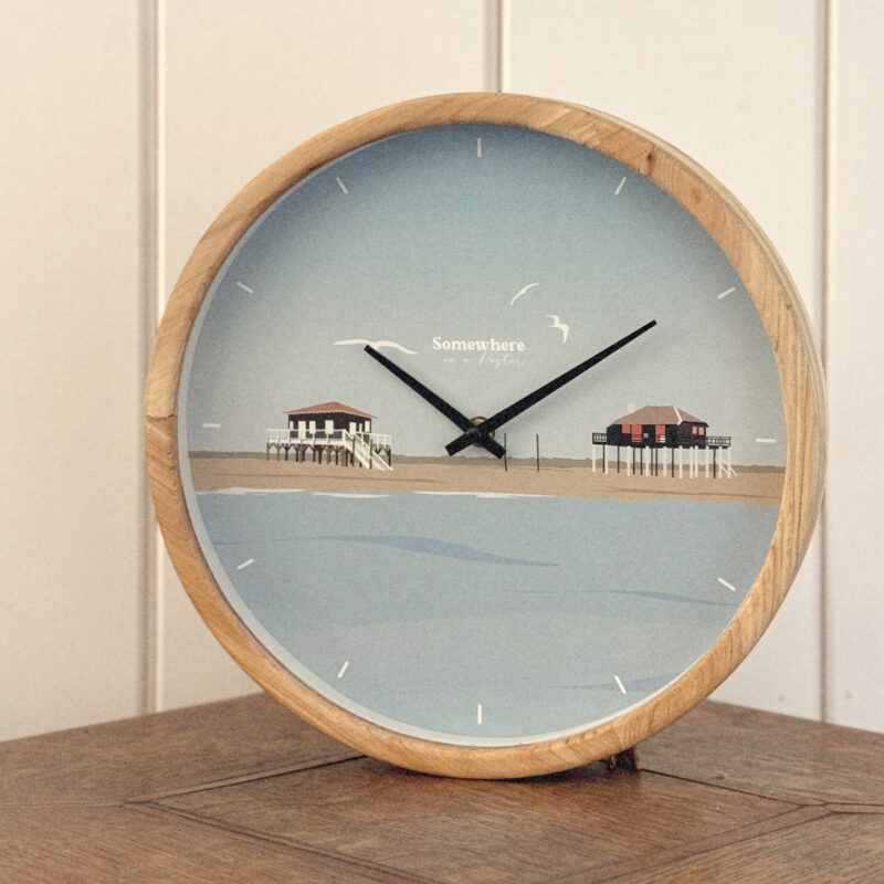 Horloge bois illustration cabanes tchanquées